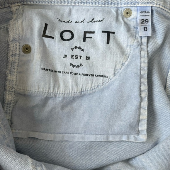 LOFT Light Wash Cut Off Denim Shorts – Frayed Hem, Stretchy, Size 8 (29) - Picture 9 of 10